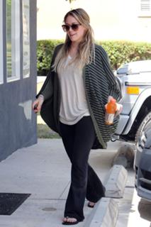 Hilary Duff feet photo thumbnail