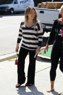 Hilary Duff feet photo thumbnail