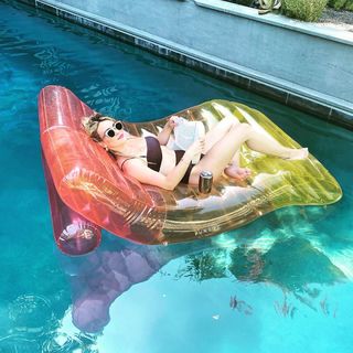 Hilary Duff feet photo thumbnail