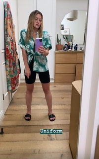 Hilary Duff feet photo thumbnail