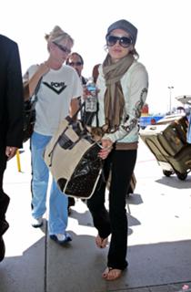 Hilary Duff feet photo thumbnail