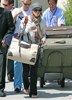 Hilary Duff feet photo thumbnail