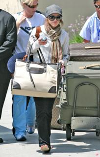 Hilary Duff feet photo thumbnail