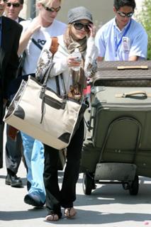 Hilary Duff feet photo thumbnail