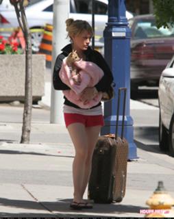 Hilary Duff feet photo thumbnail