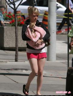 Hilary Duff feet photo thumbnail