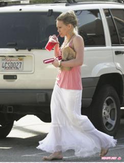 Hilary Duff feet photo thumbnail