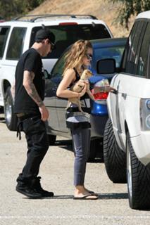 Hilary Duff feet photo thumbnail