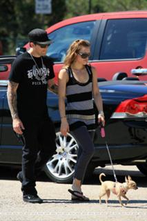 Hilary Duff feet photo thumbnail