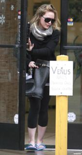 Hilary Duff feet photo thumbnail