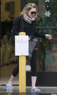 Hilary Duff feet photo thumbnail