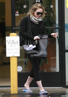 Hilary Duff feet photo thumbnail