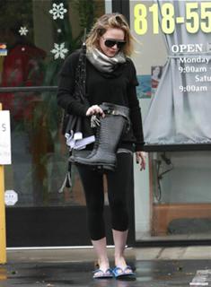 Hilary Duff feet photo thumbnail