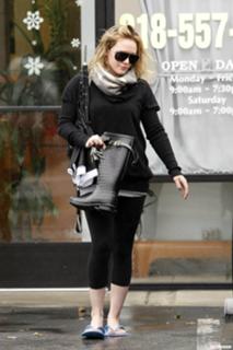 Hilary Duff feet photo thumbnail