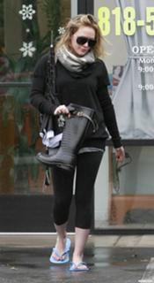 Hilary Duff feet photo thumbnail