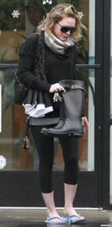 Hilary Duff feet photo thumbnail
