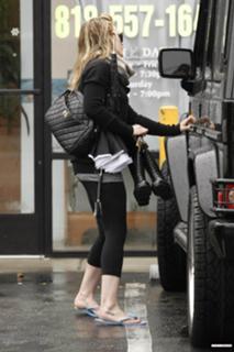 Hilary Duff feet photo thumbnail