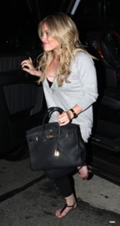 Hilary Duff feet photo thumbnail