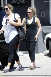 Hilary Duff feet photo thumbnail