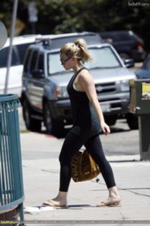 Hilary Duff feet photo thumbnail