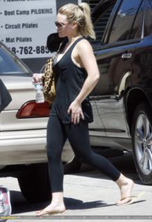Hilary Duff feet photo thumbnail