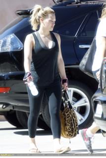 Hilary Duff feet photo thumbnail