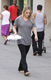 Hilary Duff feet photo thumbnail