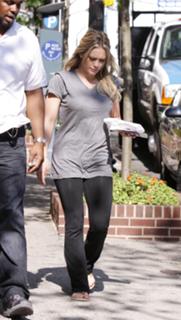 Hilary Duff feet photo thumbnail