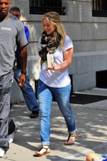 Hilary Duff feet photo thumbnail