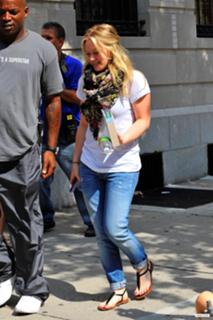Hilary Duff feet photo thumbnail