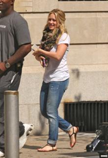 Hilary Duff feet photo thumbnail