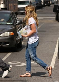 Hilary Duff feet photo thumbnail
