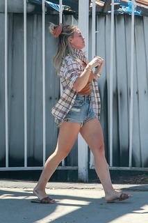 Hilary Duff feet photo thumbnail