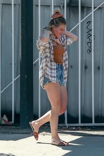 Hilary Duff feet photo thumbnail