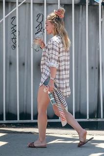 Hilary Duff feet photo thumbnail