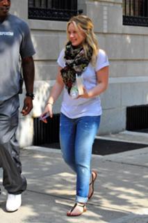 Hilary Duff feet photo thumbnail