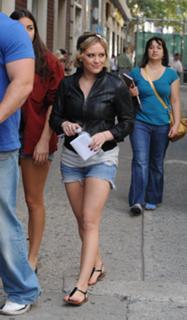Hilary Duff feet photo thumbnail