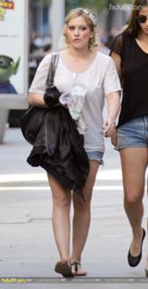 Hilary Duff feet photo thumbnail