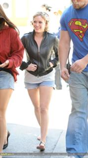 Hilary Duff feet photo thumbnail
