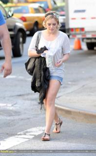 Hilary Duff feet photo thumbnail