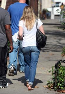 Hilary Duff feet photo thumbnail