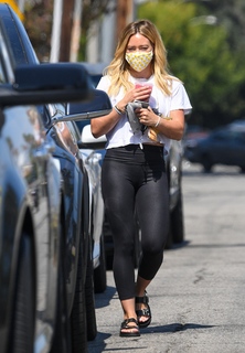 Hilary Duff feet photo thumbnail
