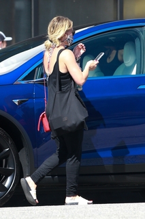 Hilary Duff feet photo thumbnail