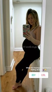 Hilary Duff feet photo thumbnail