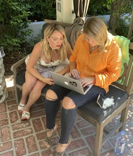 Hilary Duff feet photo thumbnail