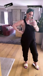 Hilary Duff feet photo thumbnail