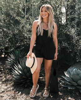 Hilary Duff feet photo thumbnail