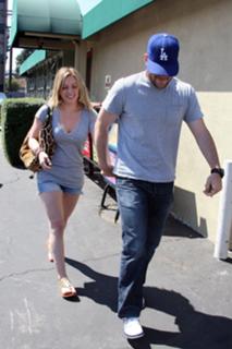 Hilary Duff feet photo thumbnail