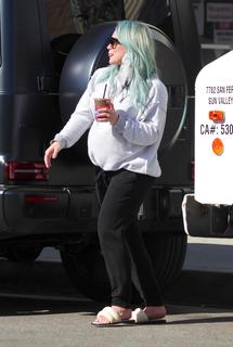 Hilary Duff feet photo thumbnail