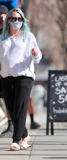 Hilary Duff feet photo thumbnail